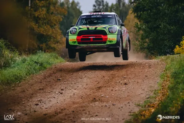 „Rally Aukštaitija“ lyderis po pirmos dienos – varžybas akrobatiniu triuku pradėjęs V.Žala