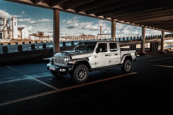 Baltijos šalyse pristatomas pirmas Europoje „Jeep“ pikapas „Gladiator“