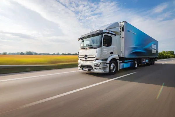 Įkrautas kelionei į rytojų – “Mercedes-Benz” elektrinis sunkvežimis „eActros LongHaul“ pakeis krovininį transportą visiems laikams