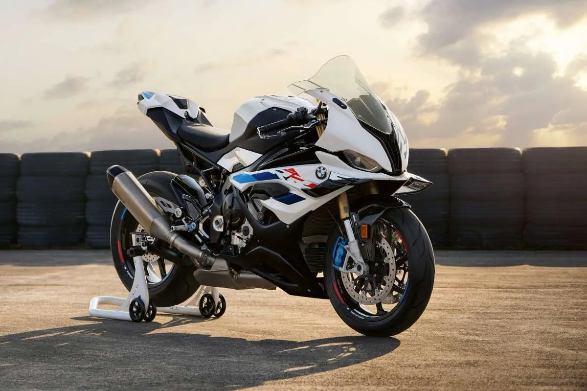 Septintą kartą atnaujintas BMW S 1000 RR (2023 m.): dar daugiau galios, nauja aerodinamika ir M komponentai