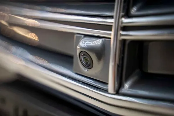 Galinio vaizdo kamera: kaip paprasta inovacija pakeitė automobilių parkavimą