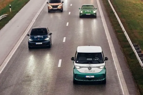 Pabandė elektromobiliais važiuoti 130 km/val. greičiu: testo rezultatai nustebino ne vieną