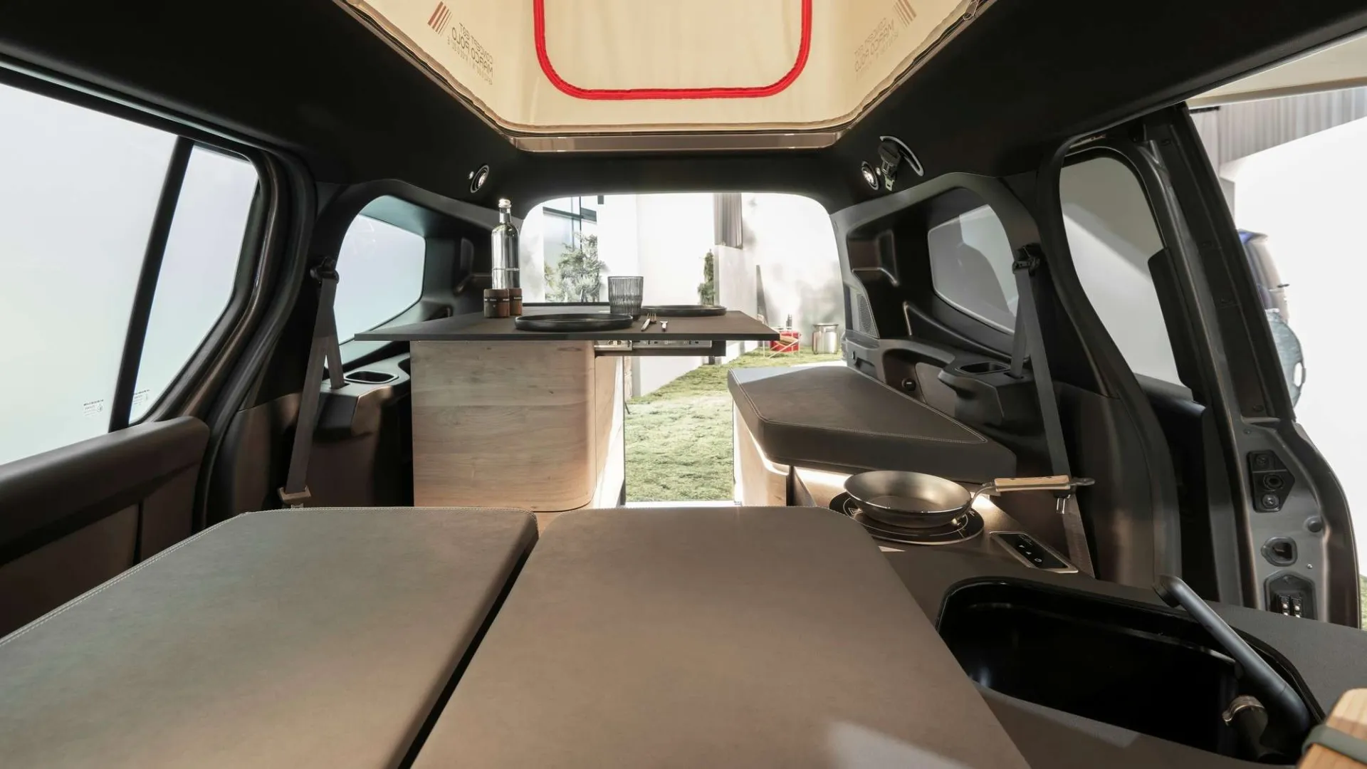 „Mercedes-Benz EQT”: analoginiai prietaisai, „Renault” technologijos ir dvi kemperio versijos