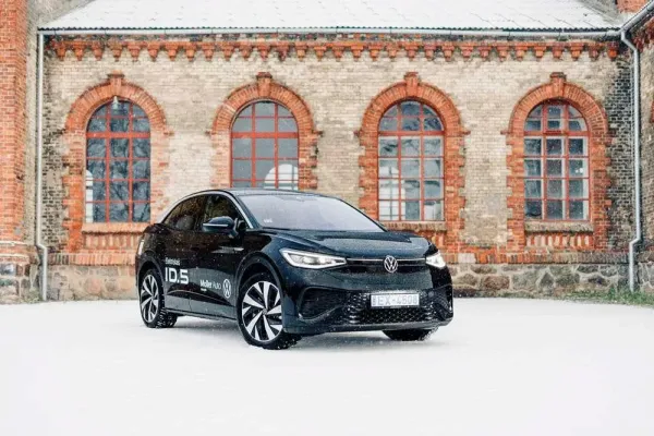Ką reikia žinoti važiuojant elektromobiliu žiemą? Pataria ekspertai
