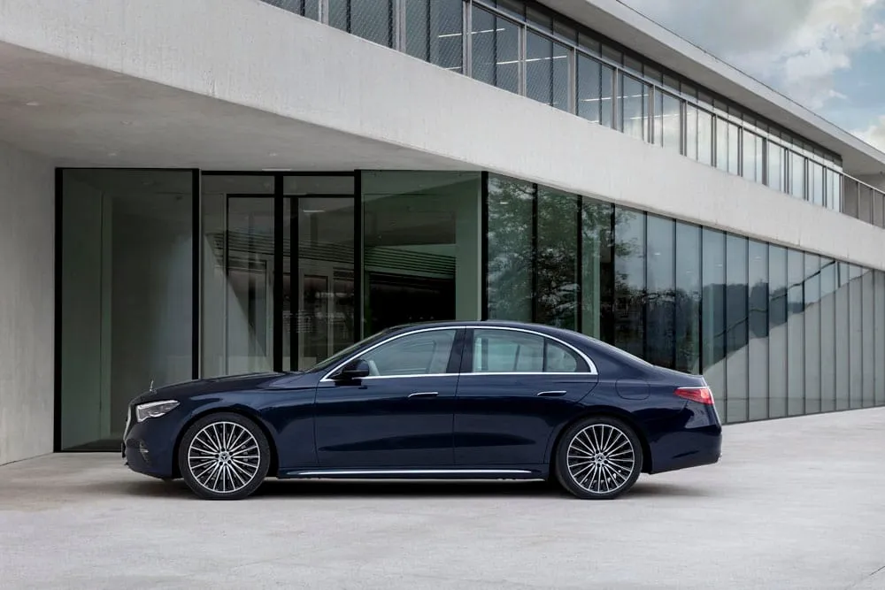 Mercedes-Benz E-Klasse, Exclusive Line; Exterieur: Nautikblau; Interieur: Leder macchiatobeige, Mittelkonsole Holz Ahorn braun offenporig aluminium lines Mercedes-Benz E-Class Exclusive line; exterior: nautic blue; interior: leather macchiato beige, centre console in brown open-pore maple wood with aluminium lines Tiltas į elektrinę ateitį: „Mercedes-Benz“ pristatė visiškai naują „E-klasę“