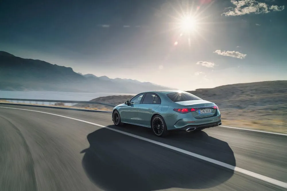 Mercedes-Benz E-Klasse, AMG Line; Exterieur: Verdesilber; Interieur: Nappaleder nevagrau/schwarz, Mittelkonsole in Metall-Mischgewebe silber hell Mercedes-Benz E-Class AMG line; exterior: verde silver; interior: Nappa leather neva grey/black, light silver metallic mixed fabric centre console Tiltas į elektrinę ateitį: „Mercedes-Benz“ pristatė visiškai naują „E-klasę“