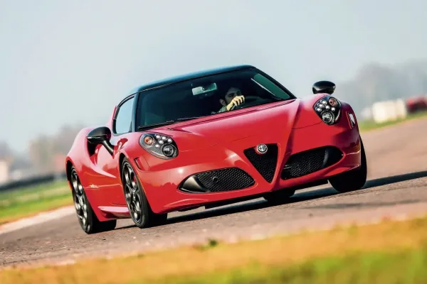Netikėtas sugrįžimas: pristatytas kolekcinis sportinio automobilio "Alfa Romeo 4C" leidimas