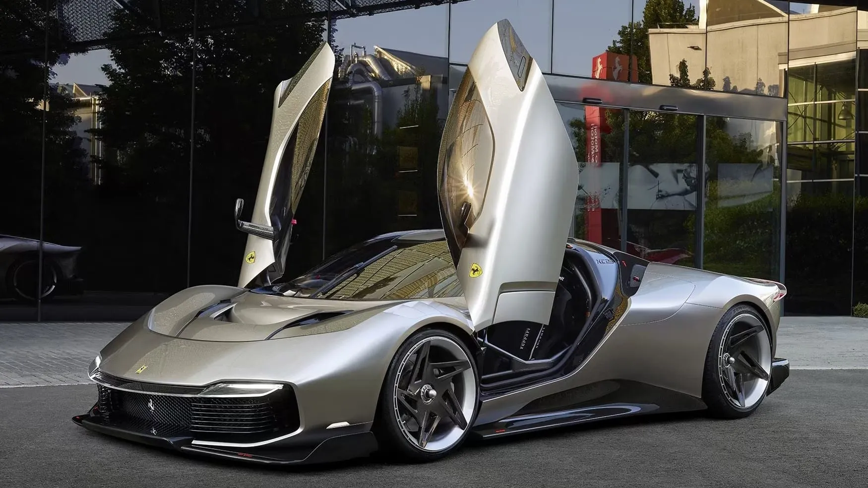 „Ferrari KC23”: unikalus treko superautomobilis su kvėpuojančiu kėbulu