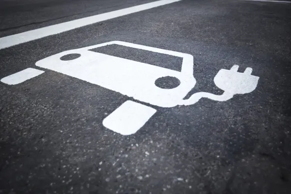 Automobilių rinka sparčiai elektrifikuojasi, bet ar liks vietos vidaus degimo varikliams?