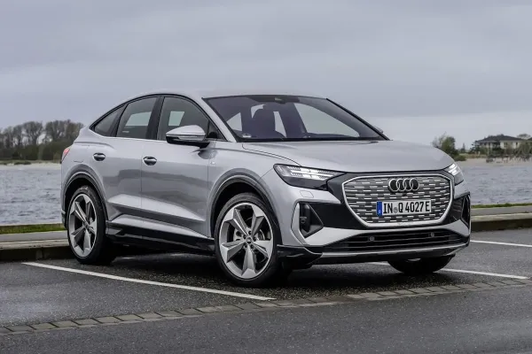 "Audi" atnaujina "Q4 e-tron" krosoverį: dirbtinis variklio garsas ir daugiau galios