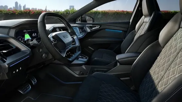 "Audi" atnaujina "Q4 e-tron" krosoverį: dirbtinis variklio garsas ir daugiau galios