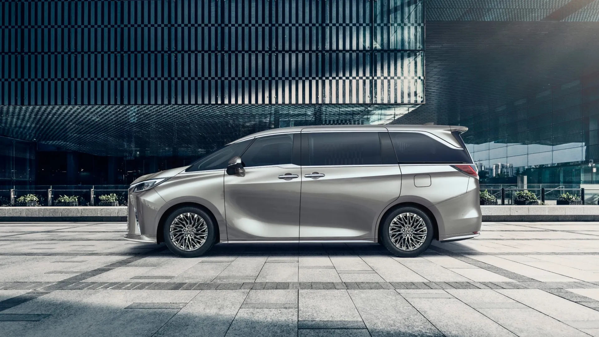Japonai pristatė novatorišką prabangaus mobilumo sprendimą – naująjį „Lexus LM“