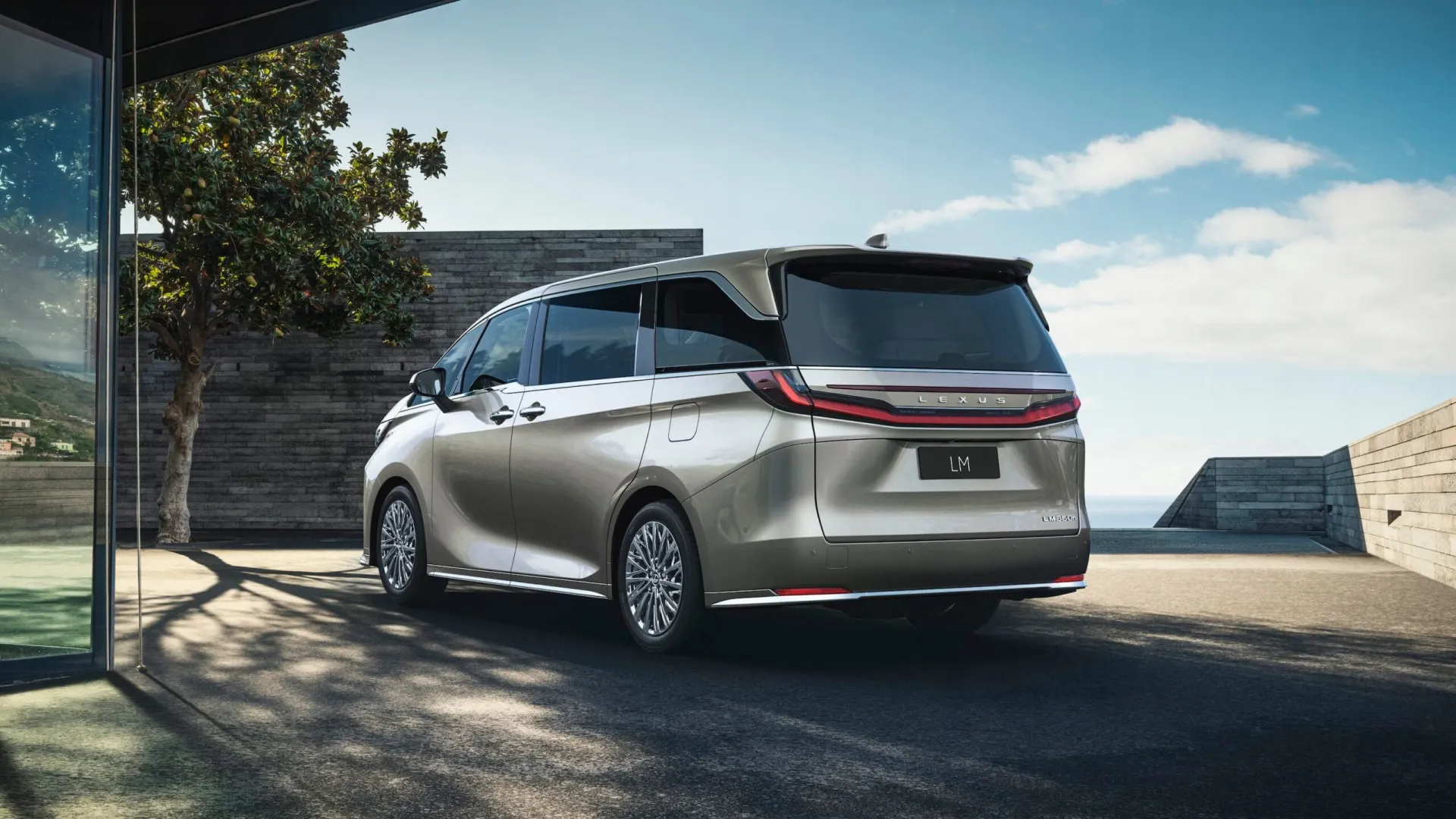 Japonai pristatė novatorišką prabangaus mobilumo sprendimą – naująjį „Lexus LM“