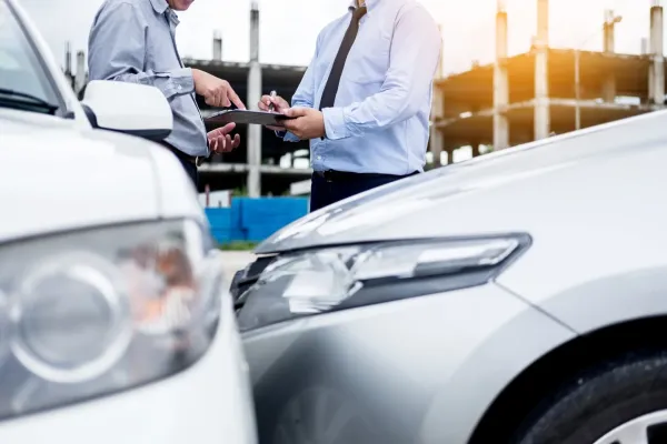 Automobilio privalomasis draudimas: kada žala gali būti išieškoma iš vairuotojų ir kokie įvykiai – nedraudžiamieji?