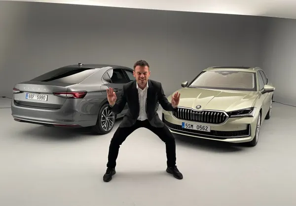 Vaidotas Žala apžvelgė dar į gatves neišriedėjusį naująjį „Škoda Superb“: „Teko pasirašyti pluoštą dokumentų“