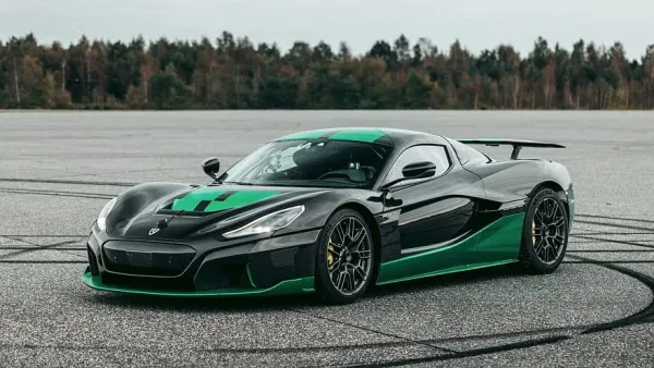 Naujas Gineso rekordas-"Rimac Nevera" atbuline eiga pasiekė 275 km/h greitį
