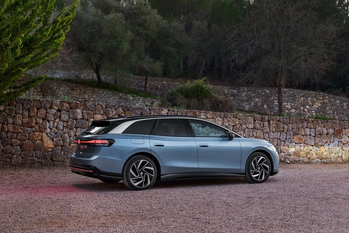 Naujasis „Volkswagen ID.7 Tourer“ – 685 km viena įkrova įveikiantis visiškai elektrinis universalas