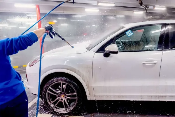Nemalonios staigmenos, kurias žiema palieka ant automobilio kėbulo - ką daryti?