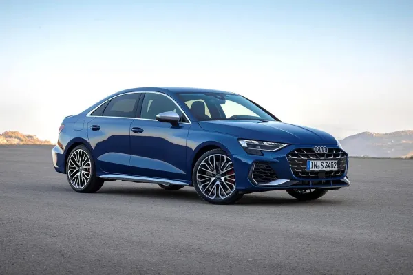 Atnaujinta "Audi S3": daugiau galios, RS 3 visų varančiųjų ratų pavara ir pakeista važiuoklė