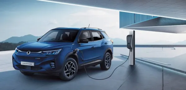 Nuo asfalto nulipti drąsinantis elektrinis SUV: kaip gamintojai dėlioja šį pasjansą?