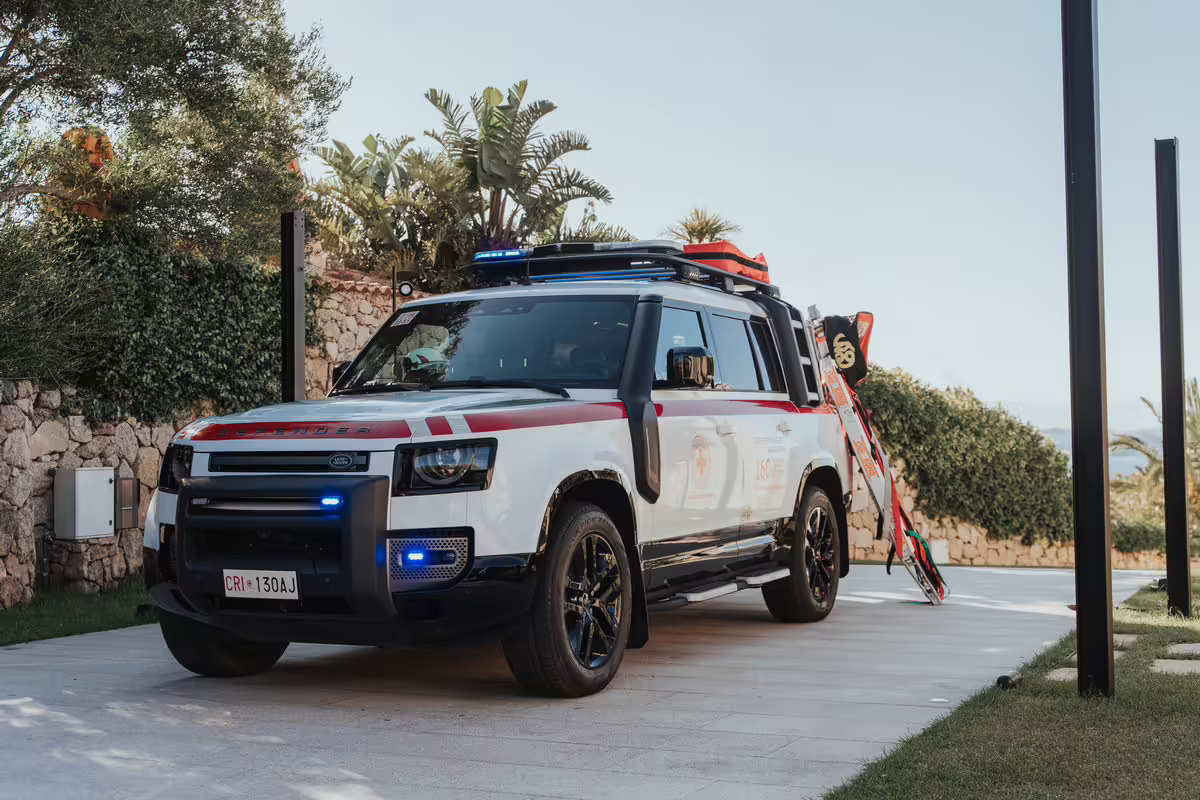70 metų kartu: „Defender“ mini svarbios partnerystės su D. Britanijos Raudonuoju Kryžiumi jubiliejinę sukaktį