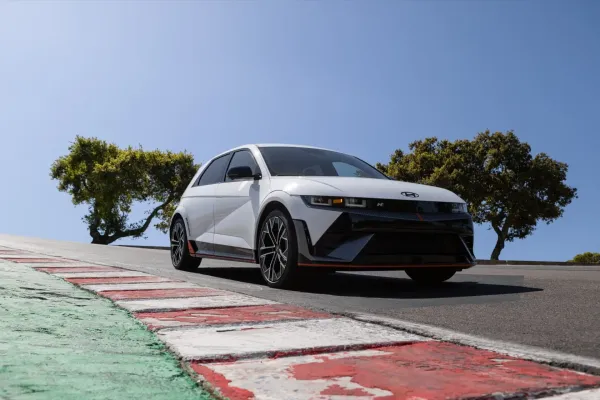 Tik didelio galingumo nepakanka: kuo dar turi pasižymėti sportiški elektromobiliai?