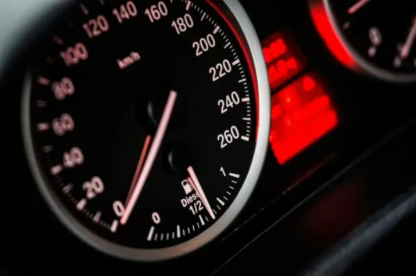 Kaip teisingai interpretuoti prietaisų skydelio siunčiamus signalus: galima važiuoti ar geriau sustoti?