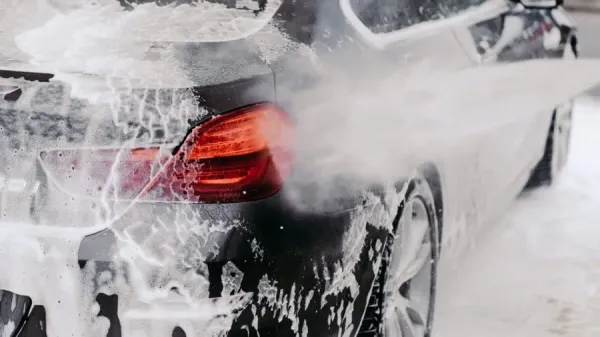 Automobilio plovimas žiemą – ne tik estetinis poreikis, bet ir saugumo užtikrinimas