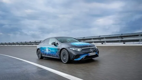 „Mercedes“ su F1 inžinieriais pradėjo kietojo būvio baterijų bandymus: elektromobilis nuvažiuos per 1000 km
