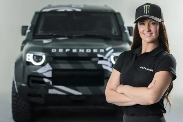 Dakaro ralio greičio ruožų nugalėtoja Sara Price 2026 m. startuos su „Defender“ komanda