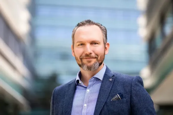 Elektromobilių rinka Lietuvoje: į rinką žengiantys kinų gigantai ir „Tesla“ reputacinis atsparumas