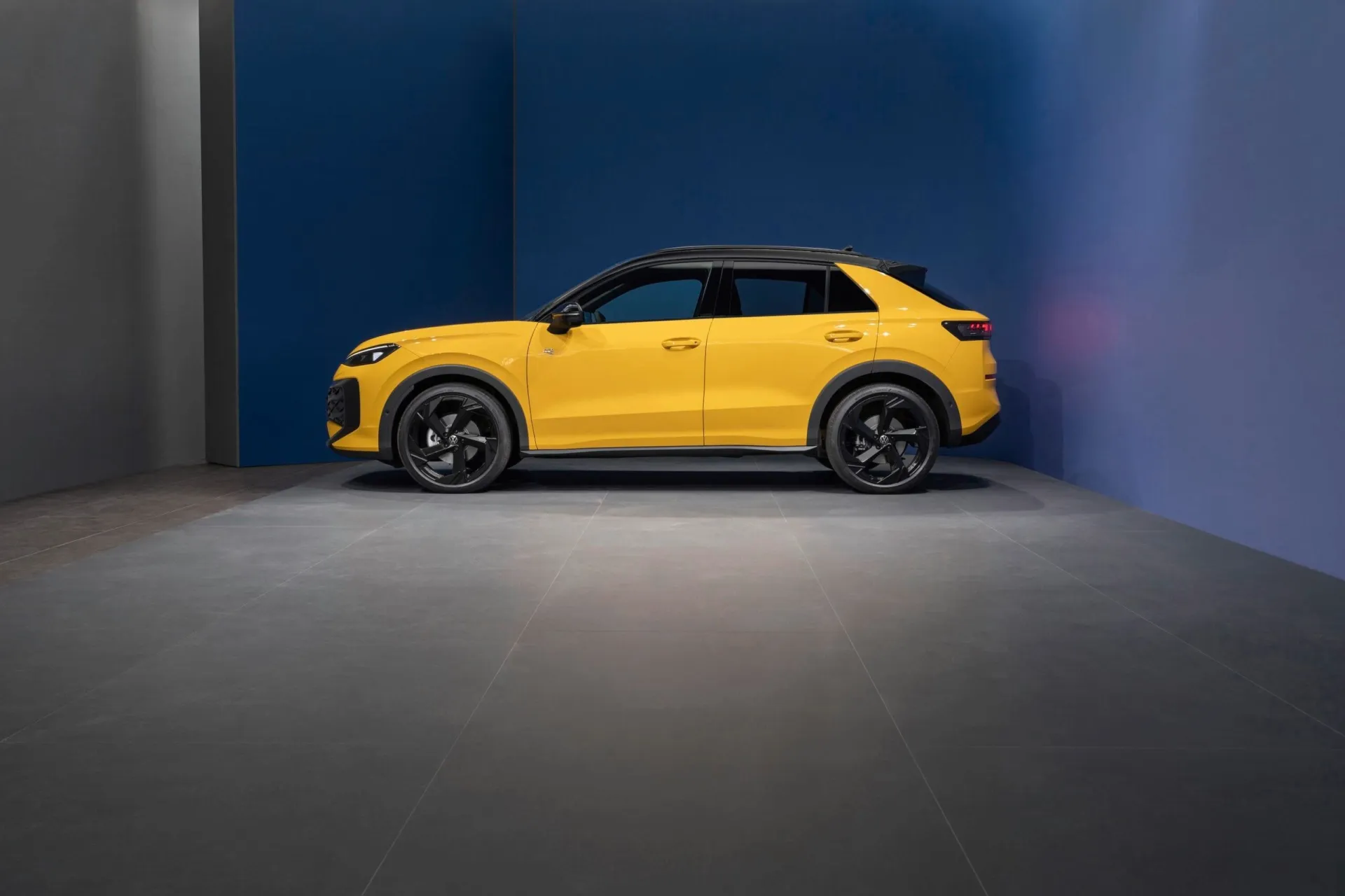 „Volkswagen“ pristatė naująjį „T-Roc“: šiuolaikiškas dizainas, hibridinės jėgainės ir aukštesnio segmento įranga