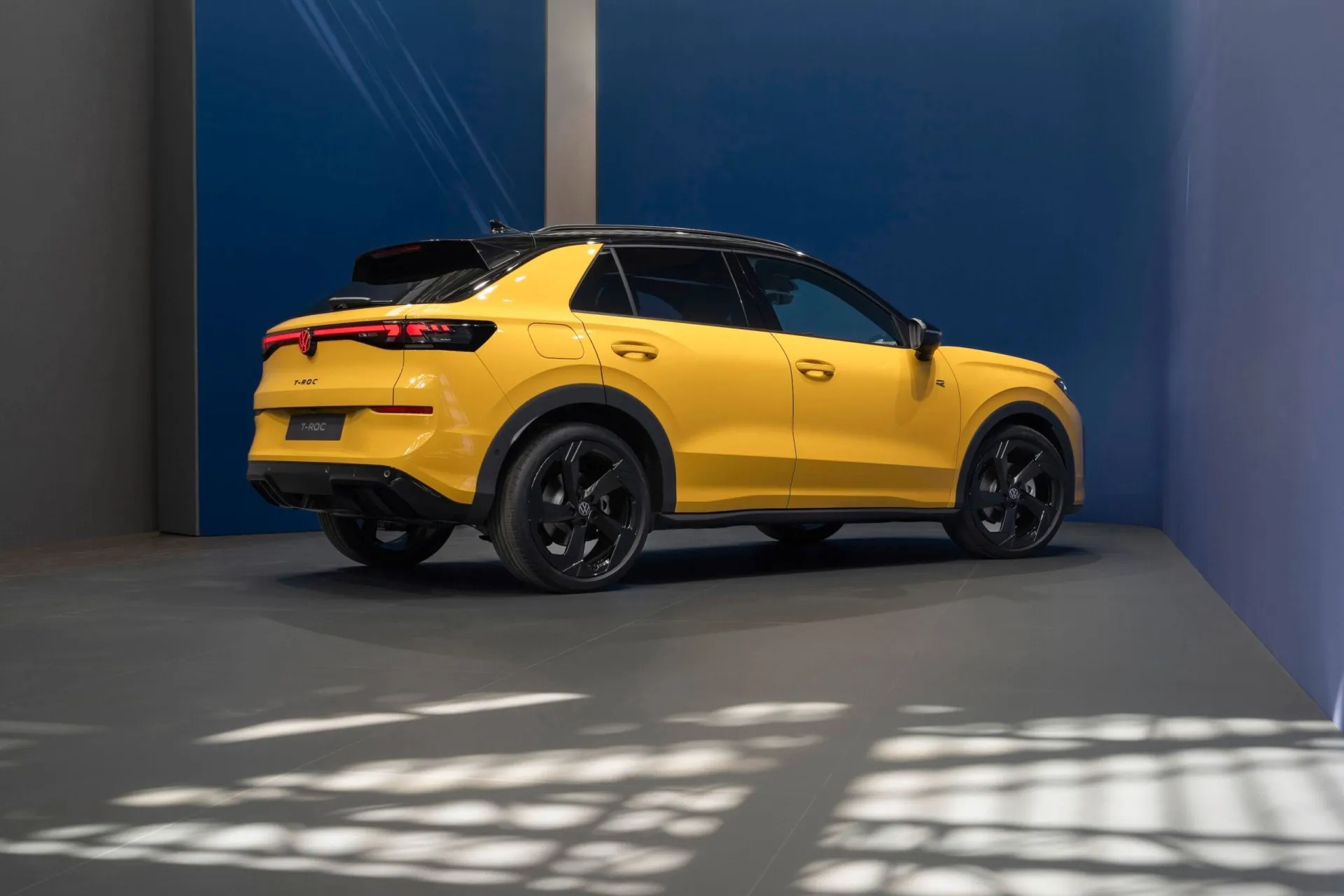 „Volkswagen“ pristatė naująjį „T-Roc“: šiuolaikiškas dizainas, hibridinės jėgainės ir aukštesnio segmento įranga