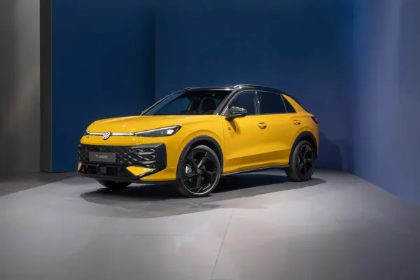 „Volkswagen“ pristatė naująjį „T-Roc“: šiuolaikiškas dizainas, hibridinės jėgainės ir aukštesnio segmento įranga