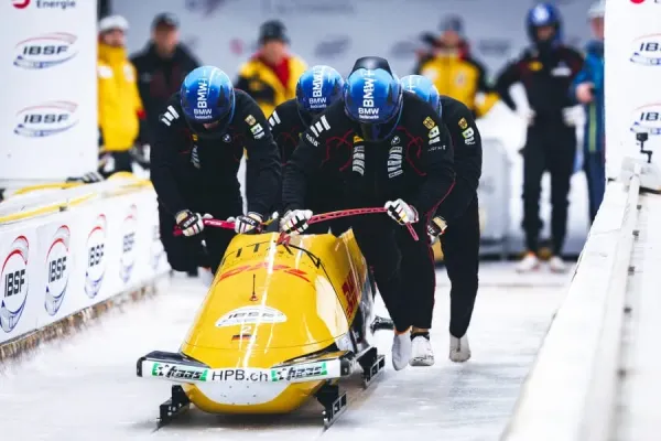 Lietuviškas „šarvas“ olimpiniams čempionams: kaip motociklininkų apranga užkariavo ledo trasas