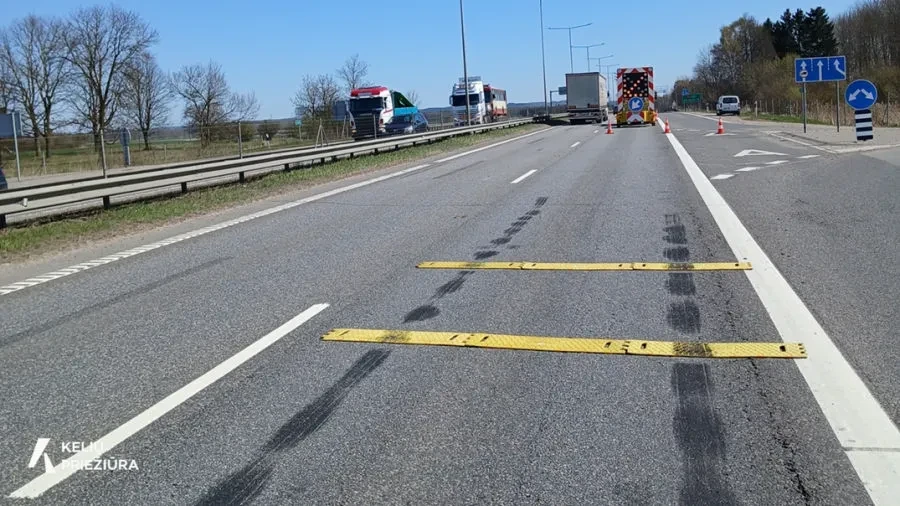A1 kelyje vos išvengta eismo įvykio: kelininkai rodo, kaip suveikė saugos priemonės
