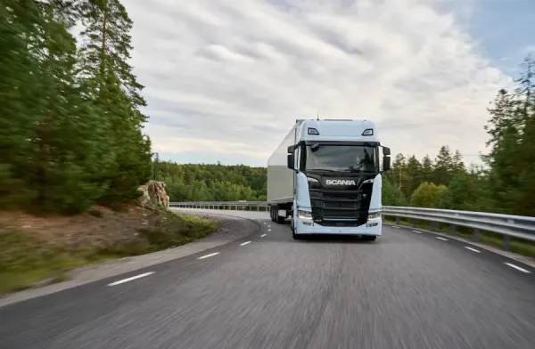 Technologinis proveržis transporte: atvertas kelias tolimiesiems sunkvežimių reisams elektra