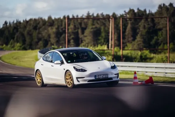 Ar elektromobilis gali laimėti „Press Rally“?