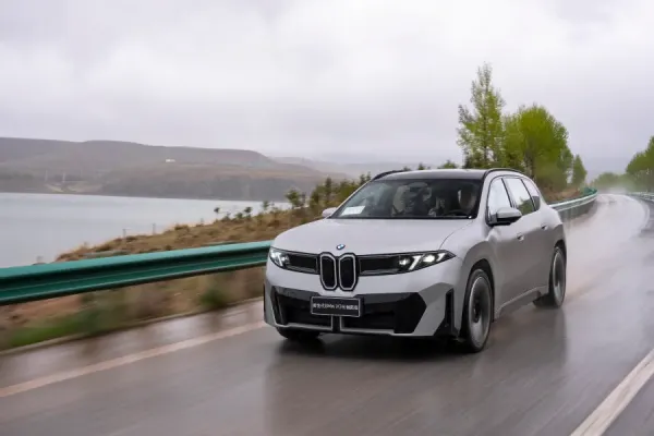 Ar elektromobiliai realiai nuvažiuoja tiek, kiek žada gamintojai? BMW bandymas pateikė įspūdingą atsakymą