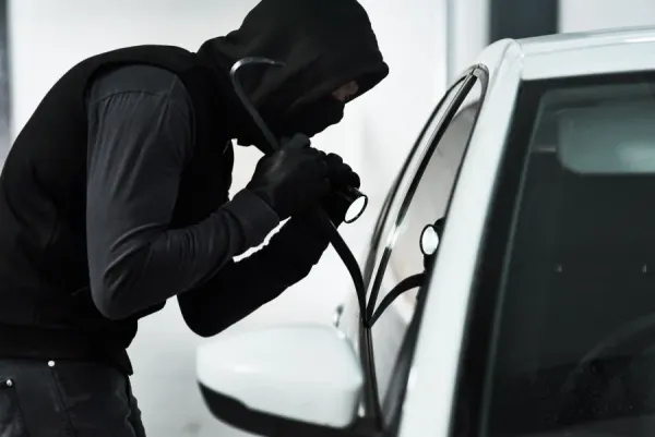 Kai kurie automobiliai vagims – lyg medus bitėms: kurie modeliai vilioja labiausiai?