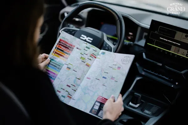 „Rokiškio Grand Rally“ žurnale – ne tik žemėlapiai: išskirtinės istorijos, ralio užkulisiai ir visa informacija žiūrovams