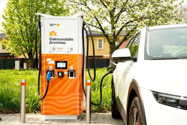 Elektromobilumo egzaminas vyksta ne didmiesčiuose: ar 6 tūkst. įkrovimo prieigų užteks patogiam tinklui visoje Lietuvoje?