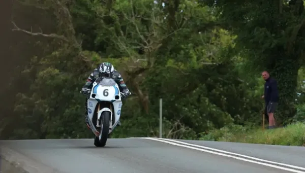 Istorinis greitis Meno saloje: Michaelas Dunlopas gerina rekordus ir laimi „Classic TT“ varžybas